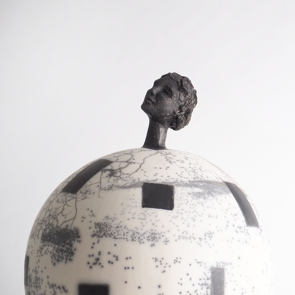 sculpture en céramique raku avec tête modelée