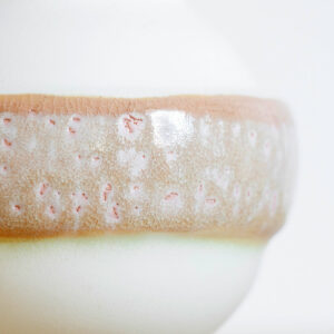 vase lune en porcelaine de l'atelier terre brune détail de l'émail rose