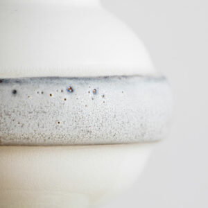 vase lune en porcelaine de l'atelier terre brune détail de l'émail verte
