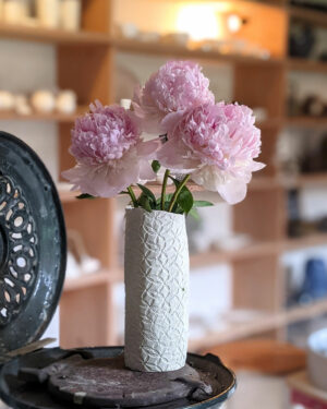 Vase Tube Marguerite en porcelaine avec fleurs