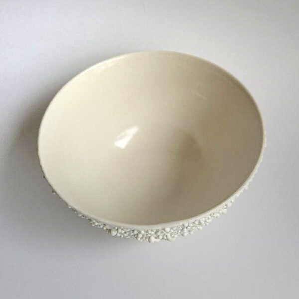 intérieur du bol perlé en porcelaine