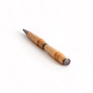 stylo en bois de chêne vue dessus