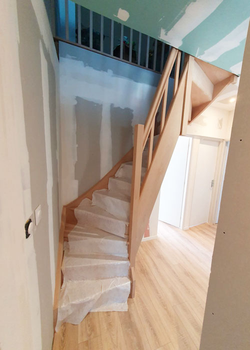 pose de l'escalier en hêtre